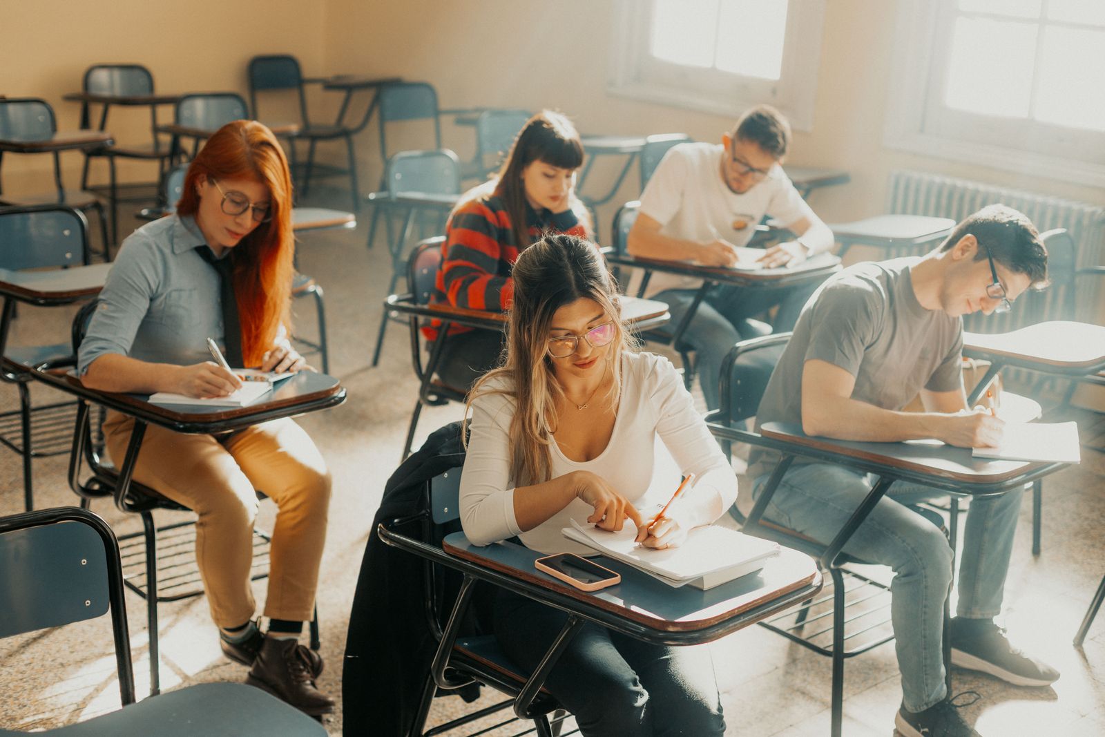 Alumnos rindiendo un examen internacional de inglés
