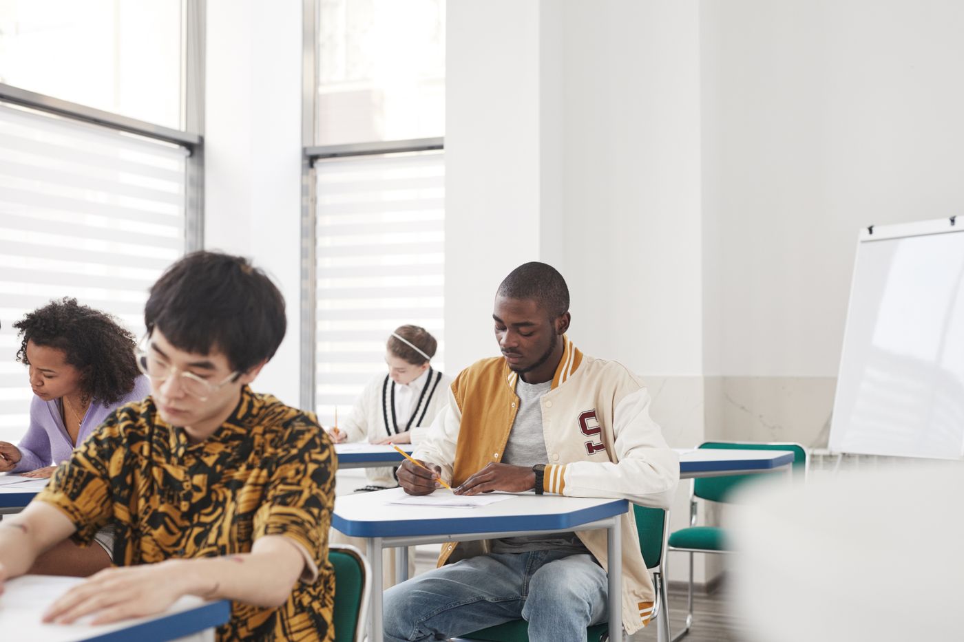 Alumnos preparando un examen de inglés con acompañamiento de un mentor en Eklab