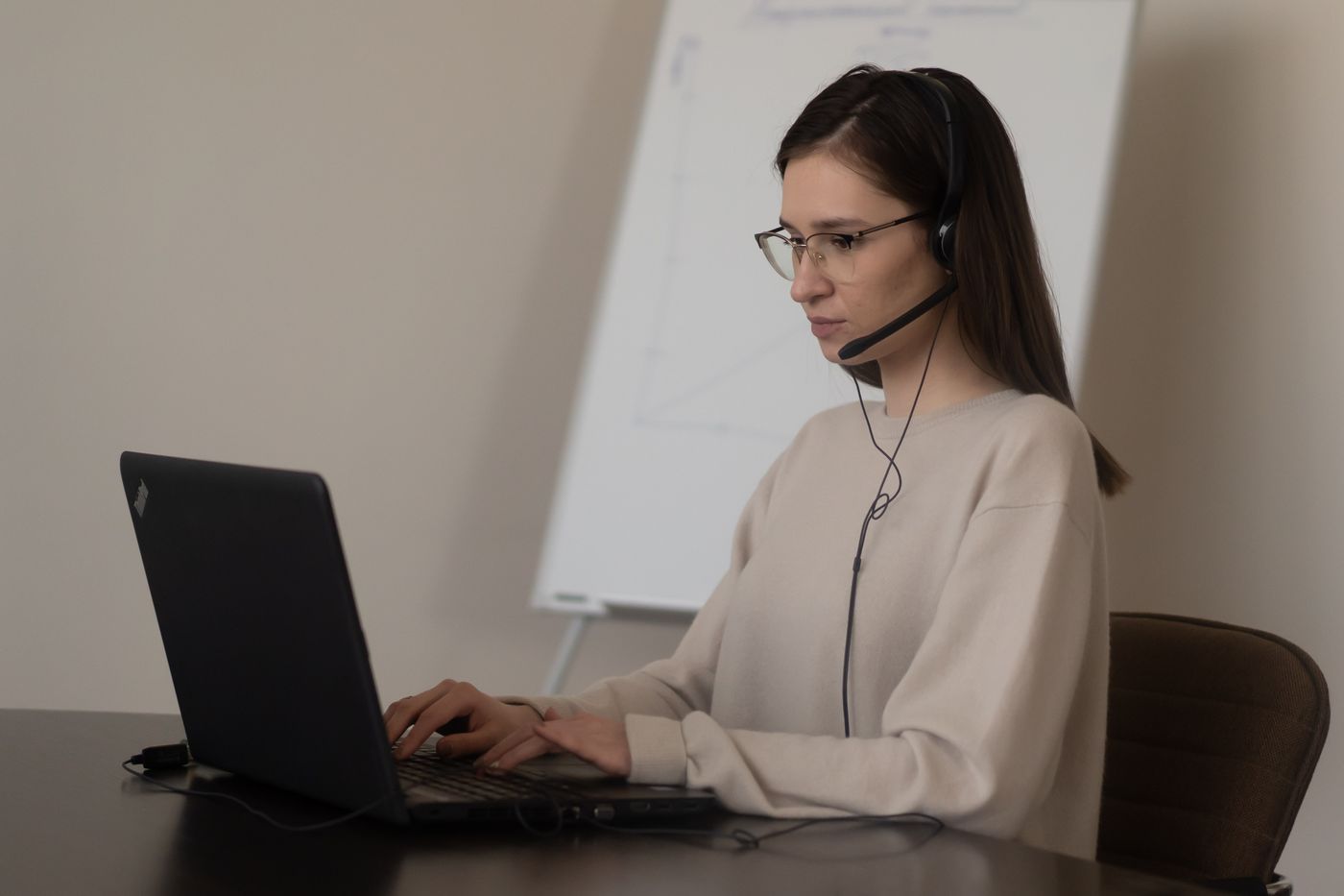 Persona rindiendo un examen de inglés por computadora