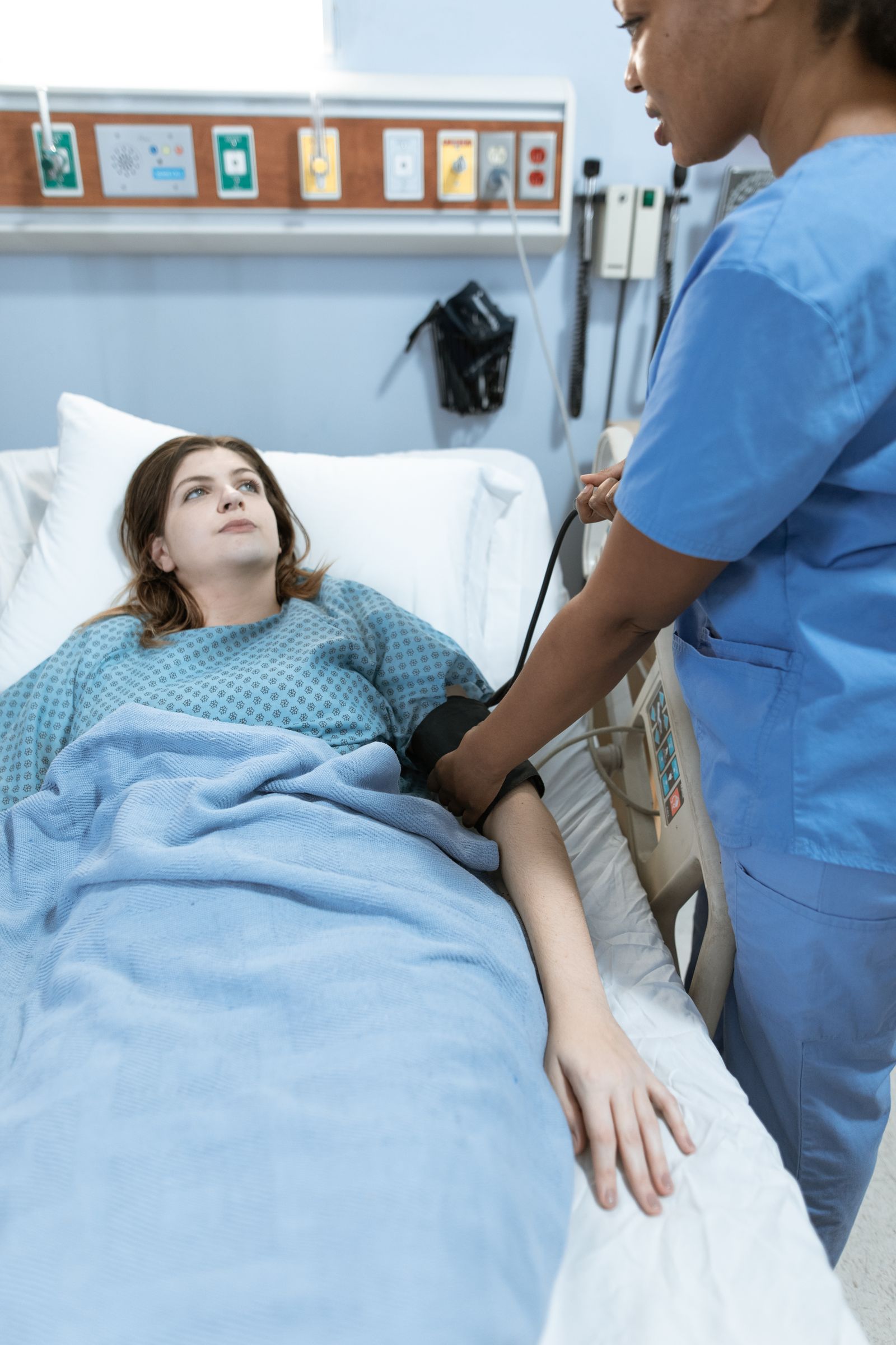Enfermera atendiendo a un paciente en el hospital