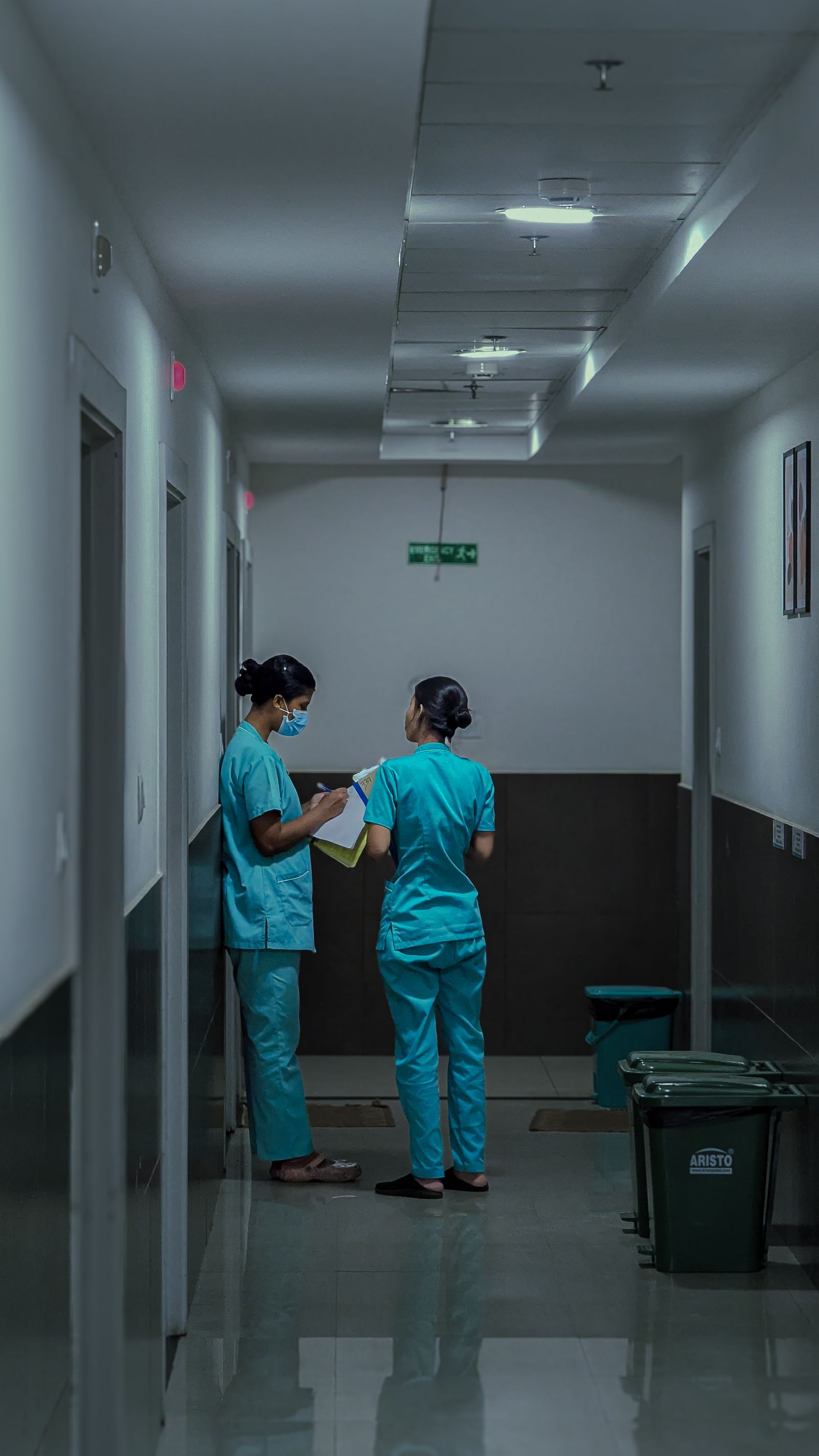 Profesionales de la salud trabajando en un hospital
