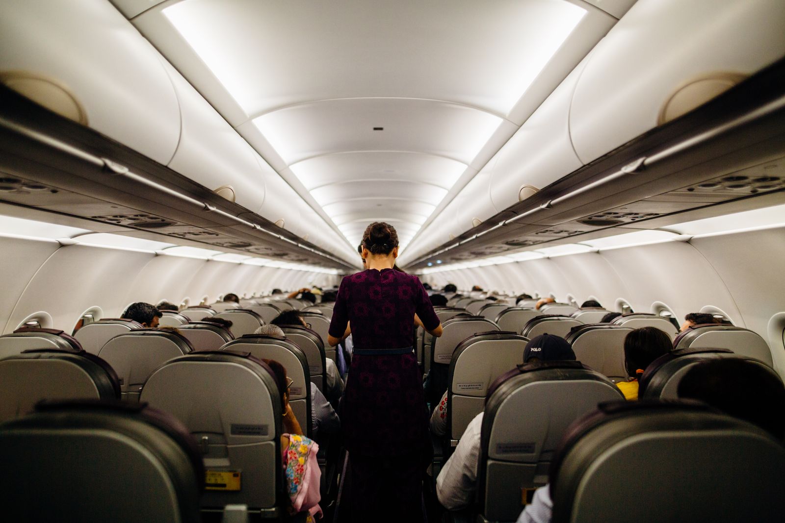 Interior de la cabina de un avión con la tripulación trabajando