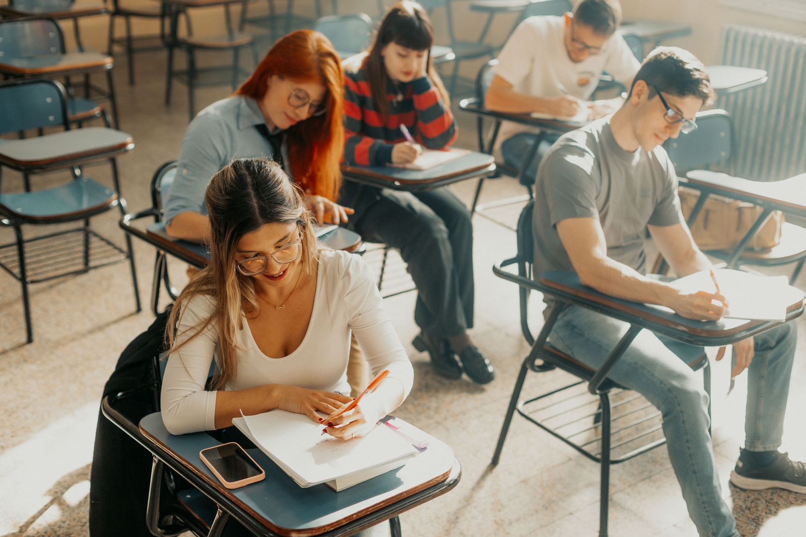 Estudiantes rindiendo un examen de inglés Cambridge en el aula