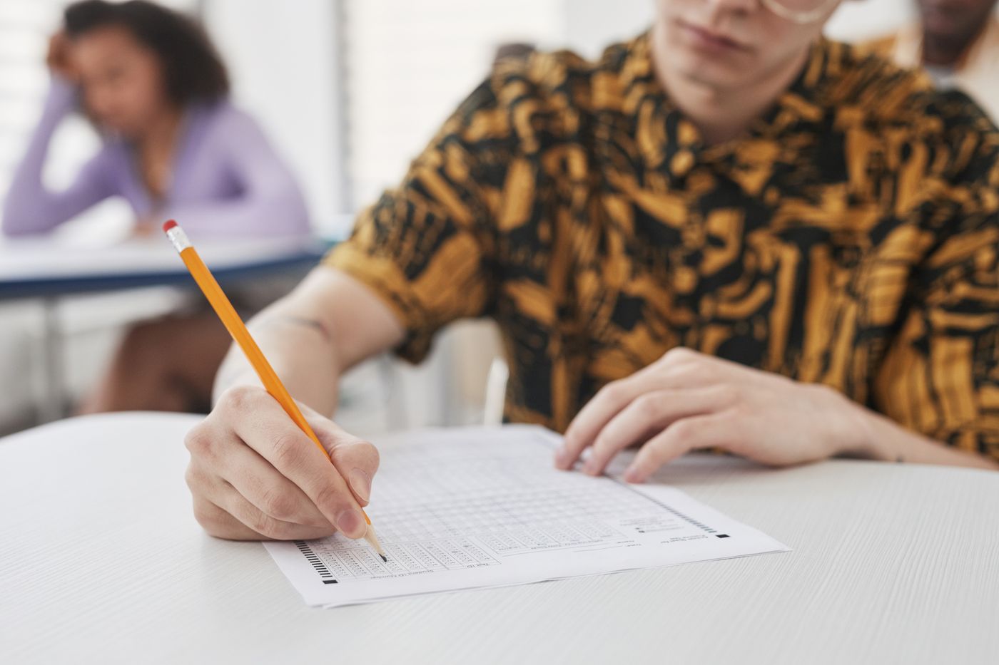 Estudiante completando la hoja de un examen de inglés