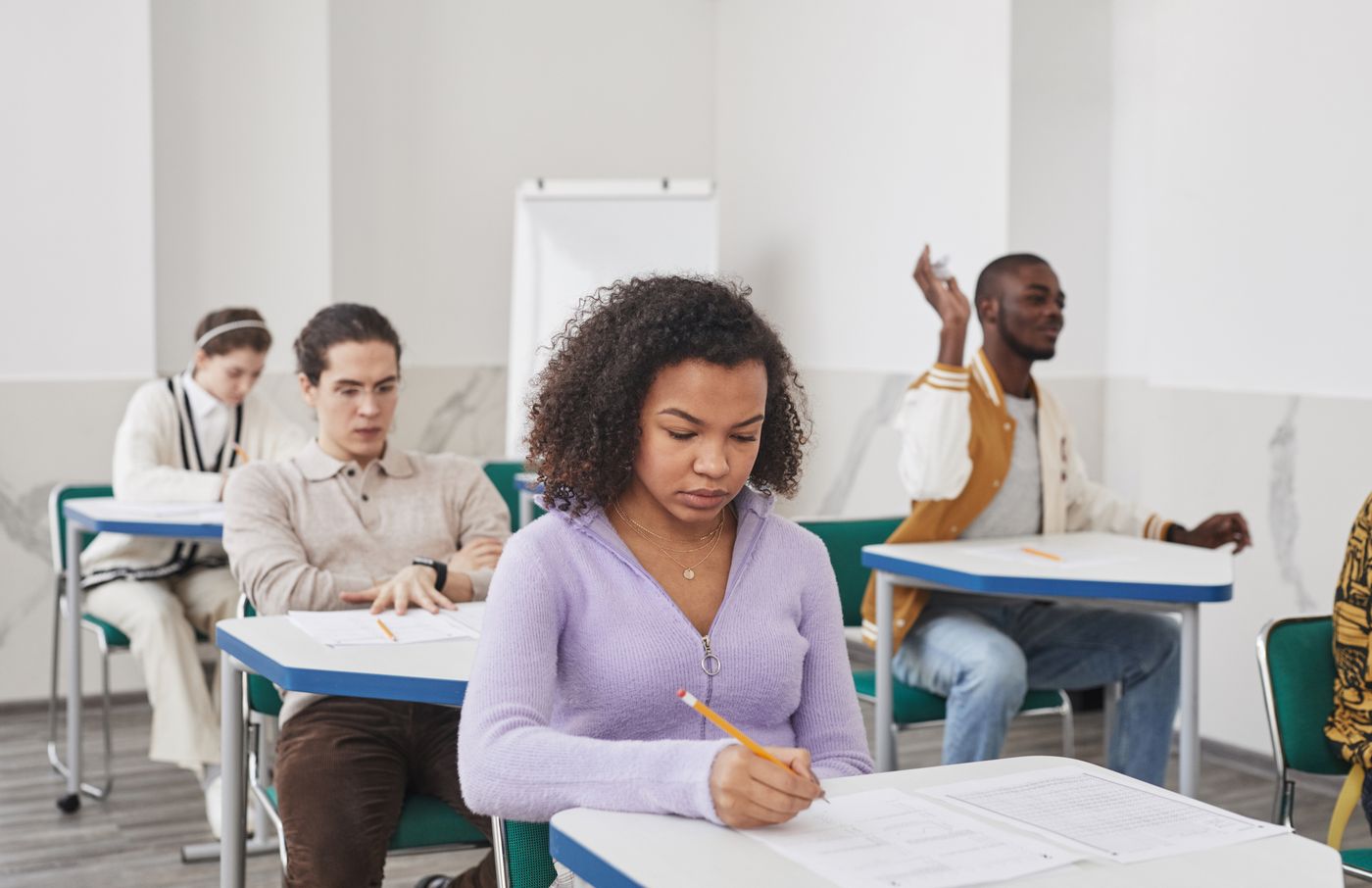 Alumnos preparando un examen de inglés en clase