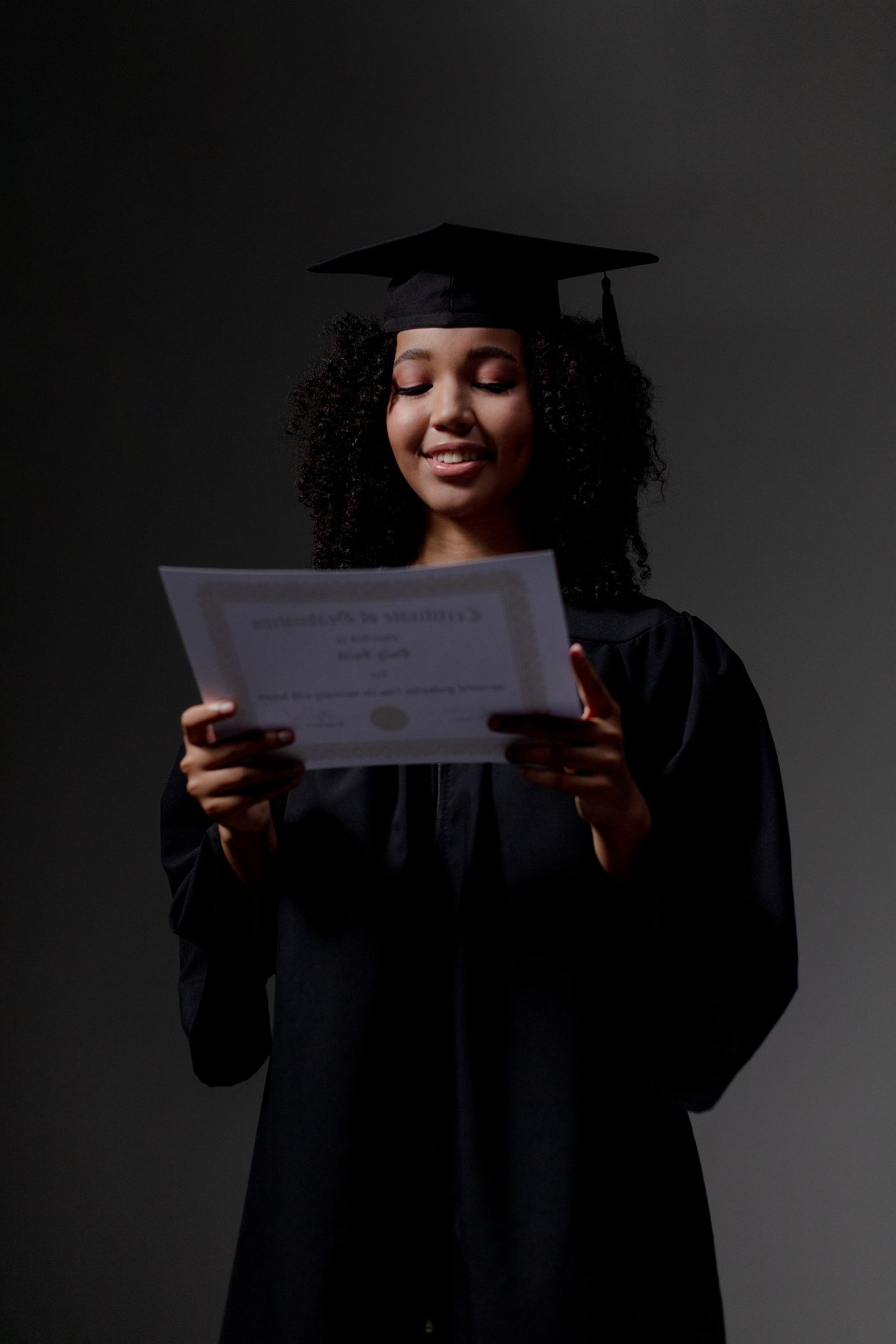 Persona sosteniendo su certificado de inglés