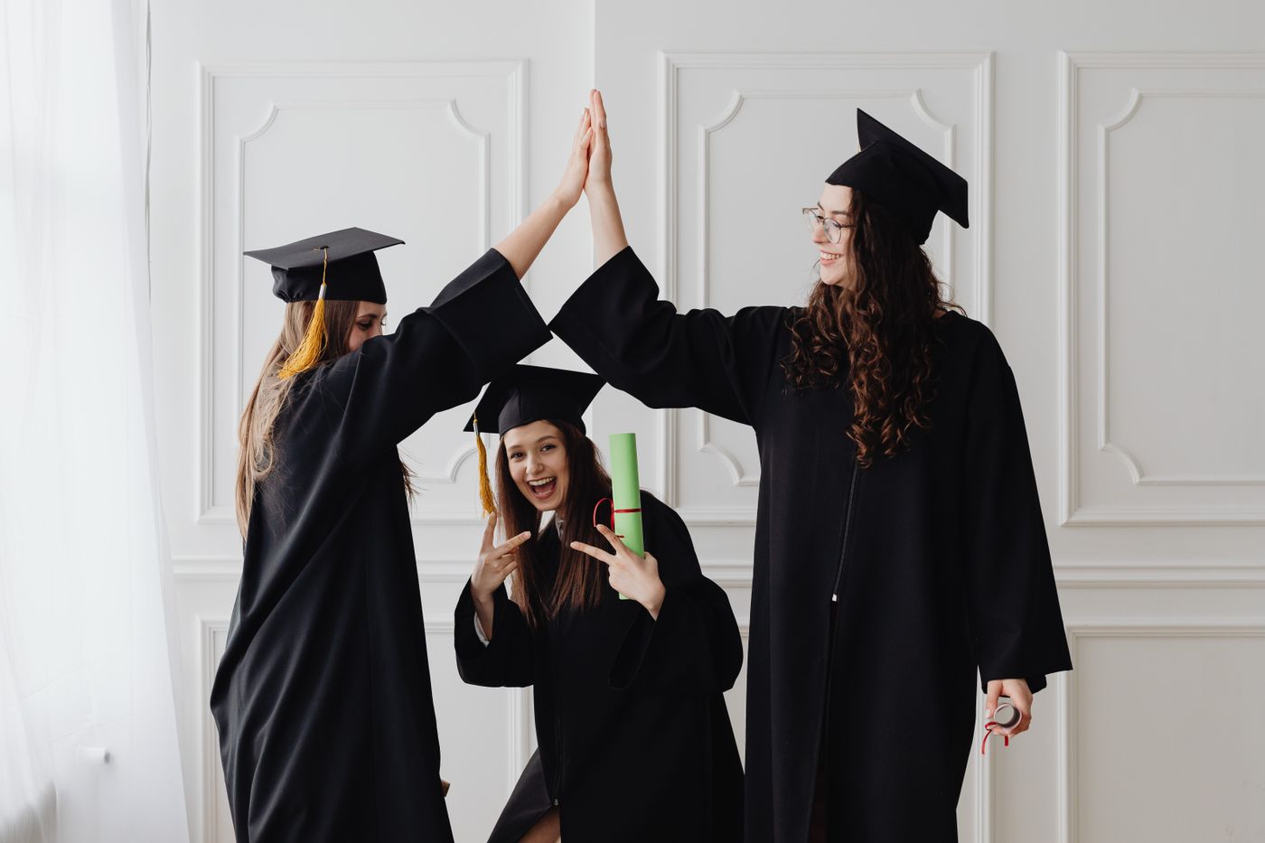 Estudiantes celebrando después de aprobar su examen de inglés