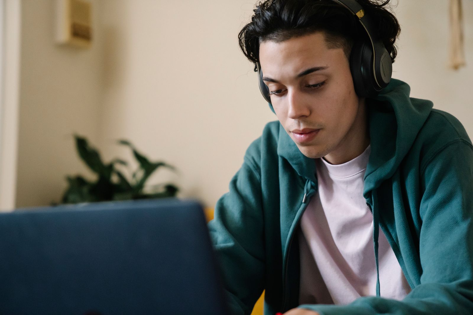 Persona practicando inglés con auriculares y una computadora