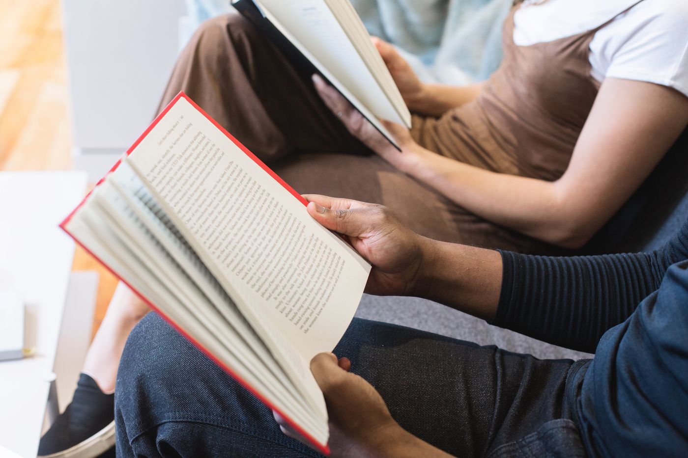 Persona leyendo un libro en inglés