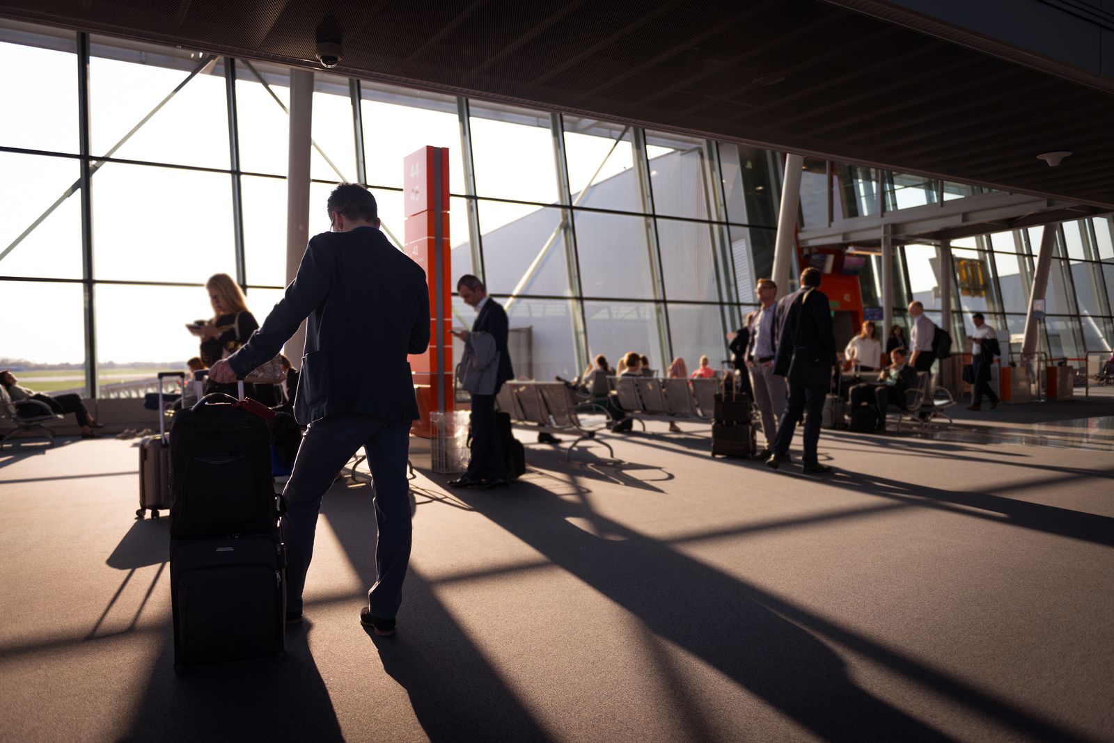 Viajero usando inglés en el aeropuerto — curso de Eklab, Rosario