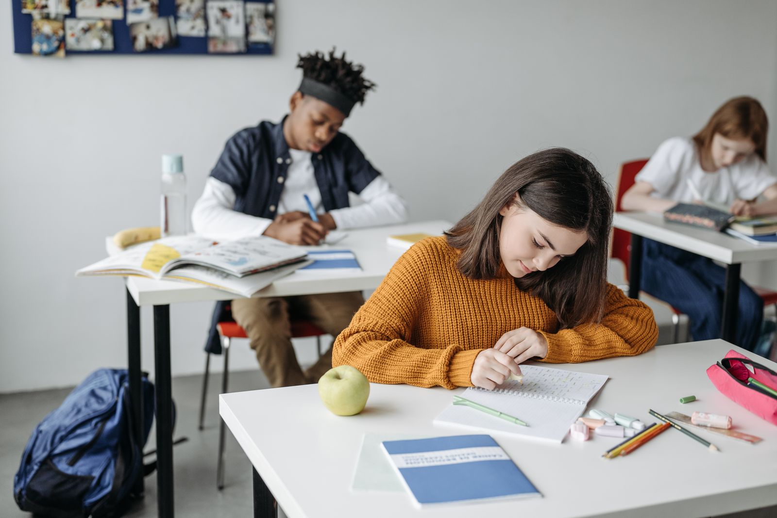 Adolescentes en clase de inglés en Eklab