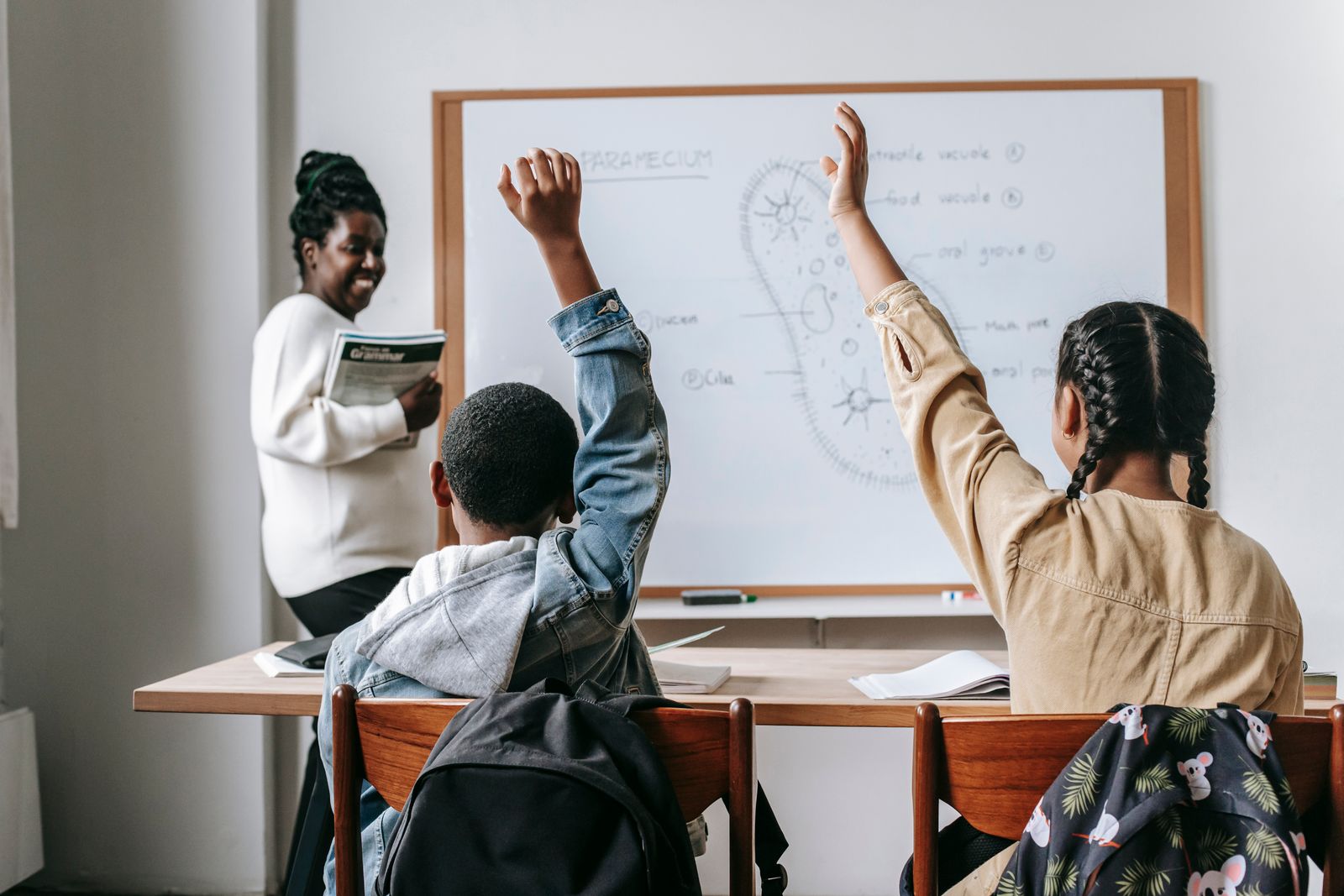 Clase dinámica de inglés para adolescentes en Eklab
