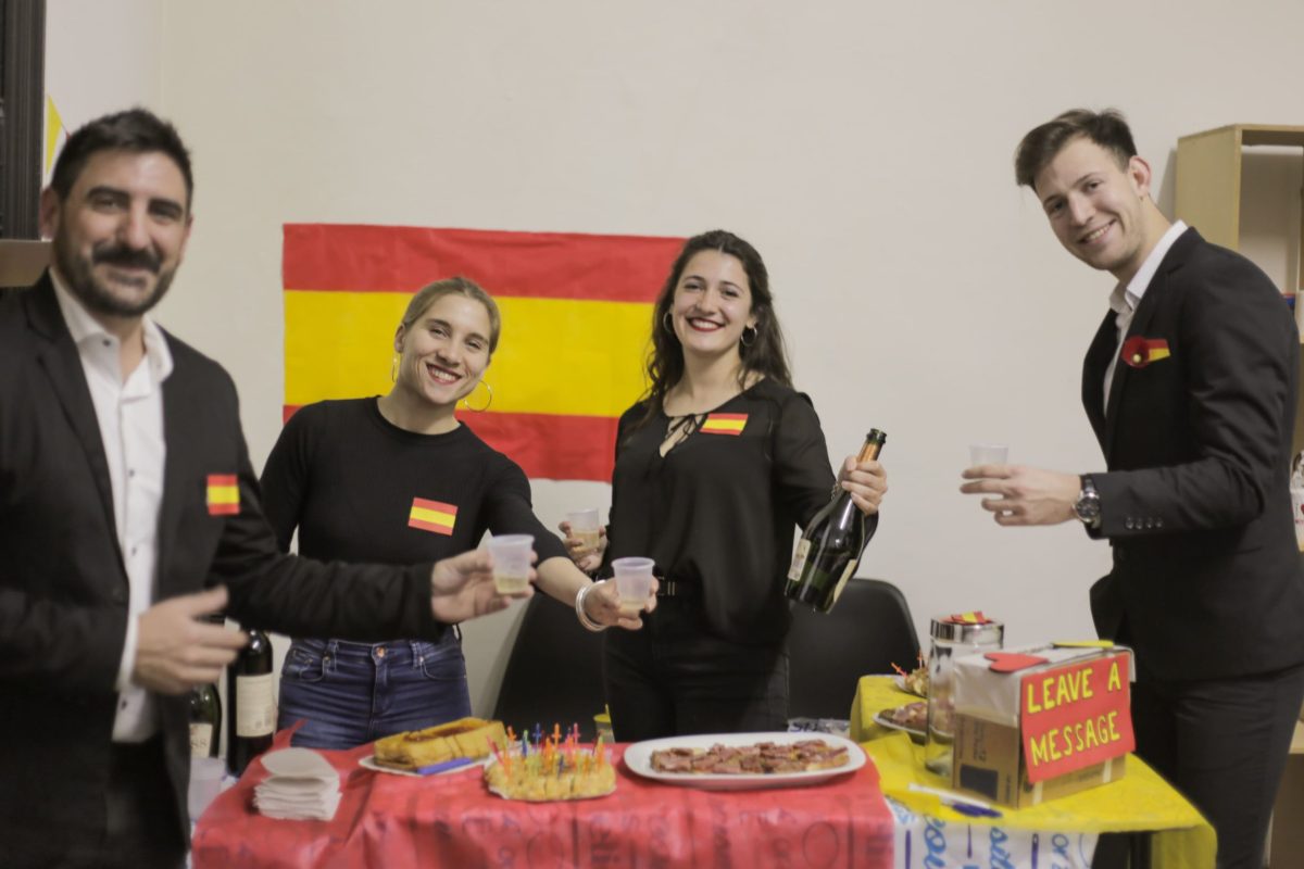 Alumnos de Inglés representando a España